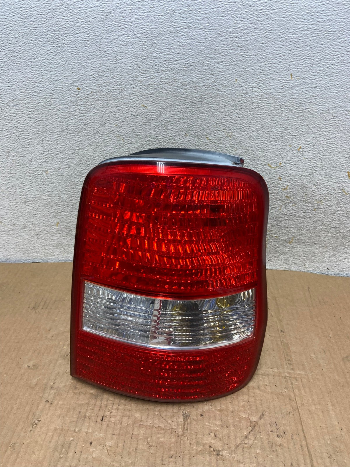 2003 2004 2005 Kia Sedona Right Passenger RH Side Tail Light AI7834 LK0