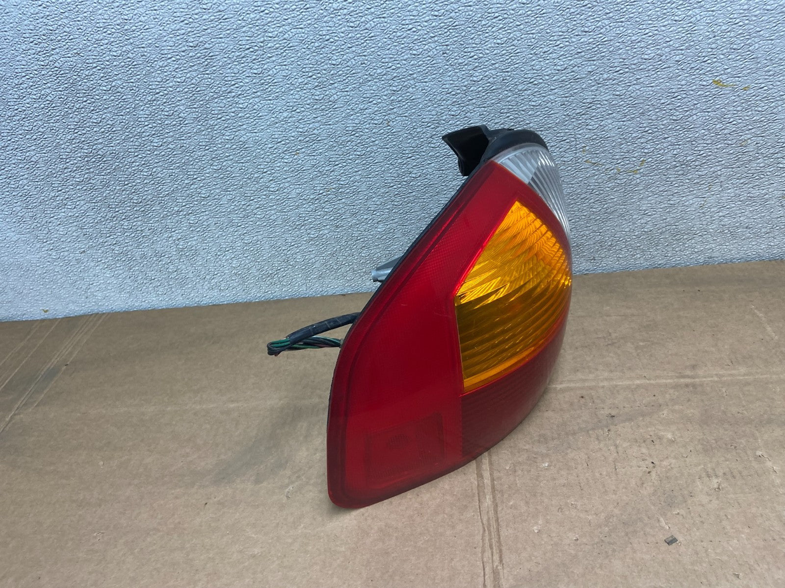 2001 - 2004 Hyundai Santa Fe Left Driver LH Side Tail Light Y5140 DW2