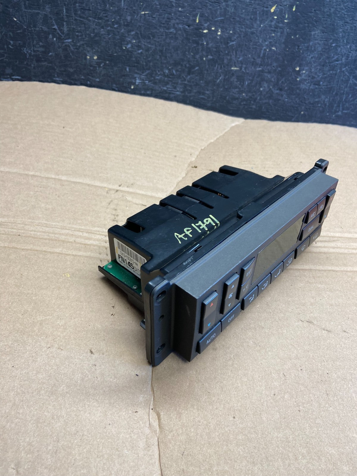 2003 to 2006 Lincoln Town Car Climate Control Panel af1791 DG1