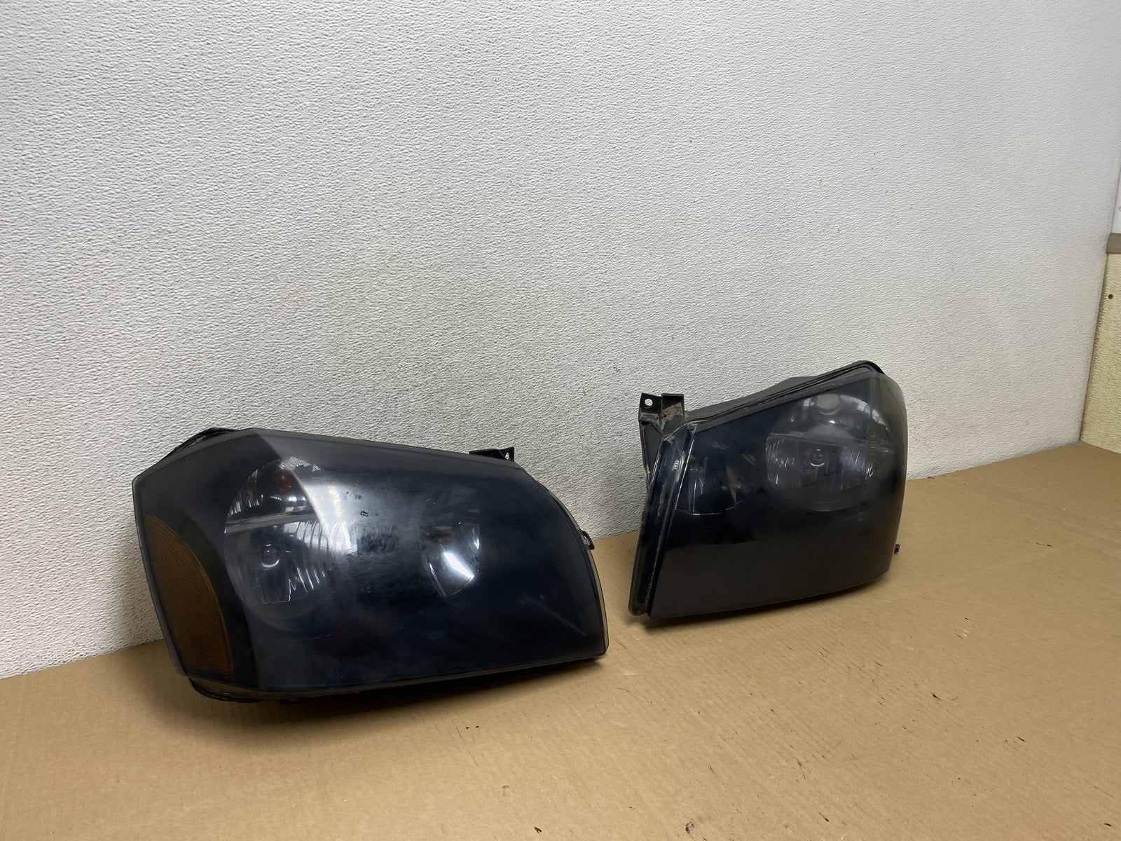 2005 2006 2007 Dodge Magnum Left+Right Side Headlights AG7904 DW2