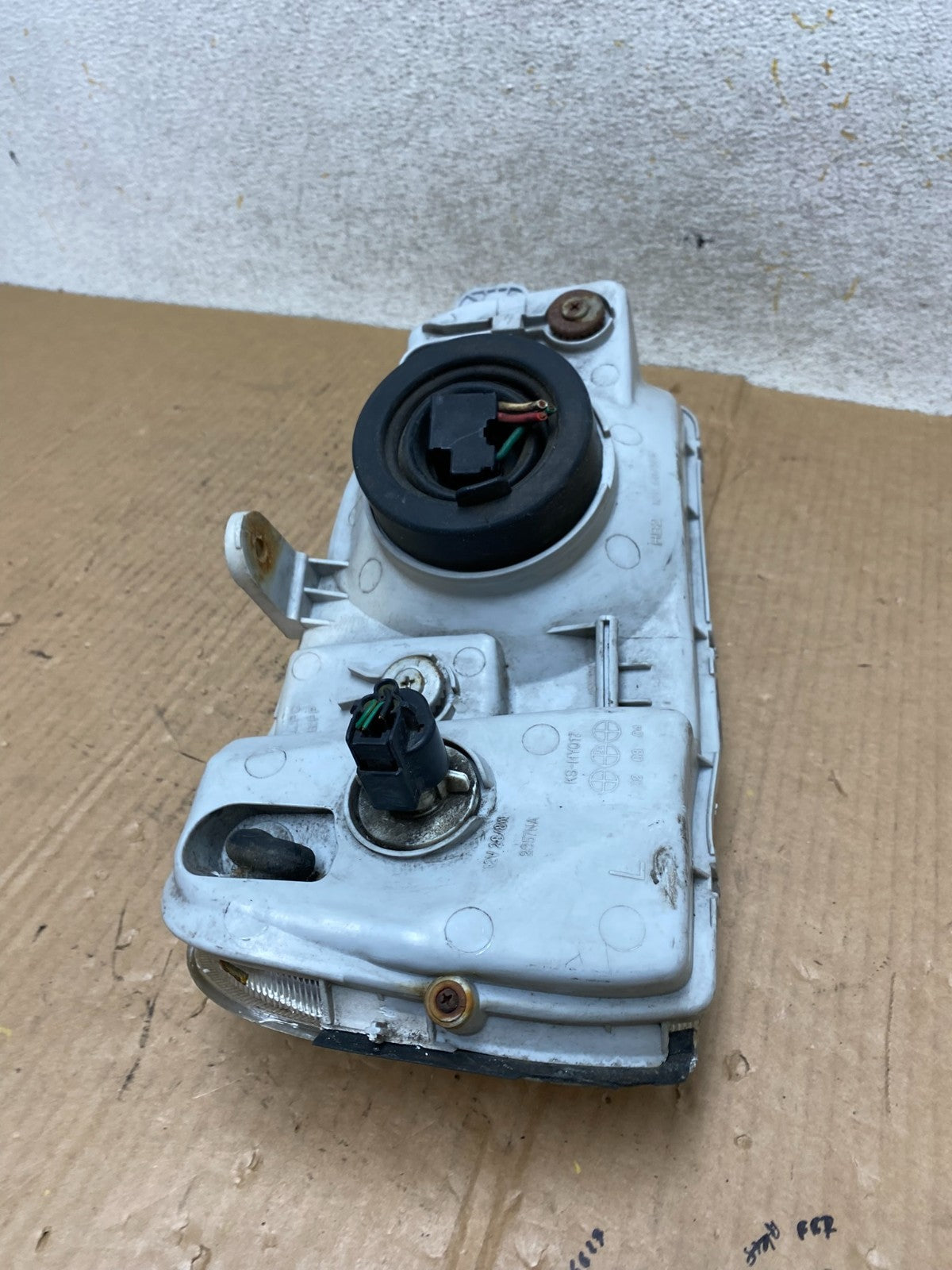 2000-2002 Hyundai Accent Left Driver LH Halogen Headlight AI6630 DW8