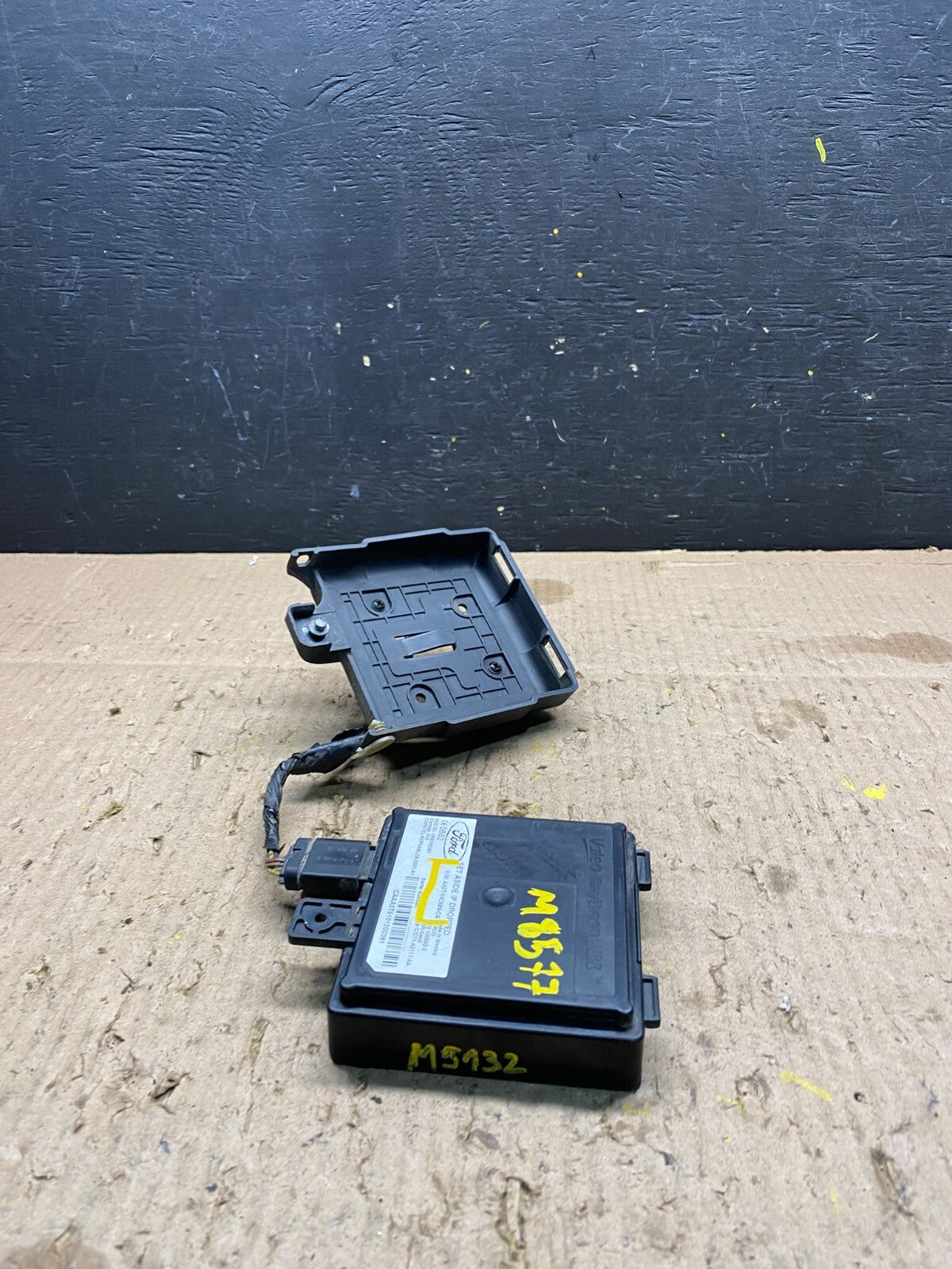 2010 to 2012 Lincoln MKT Blind Spot Control Module Radar Computer M8577 DG2