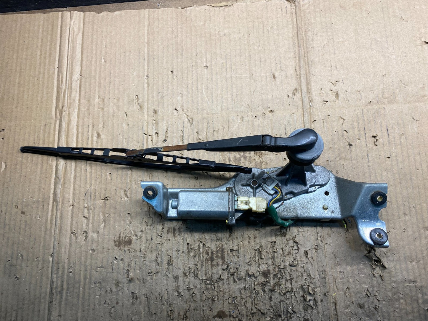 2000 to 2004 Subaru Legacy Rear Windshield Wiper Motor OEM X3974 PS0