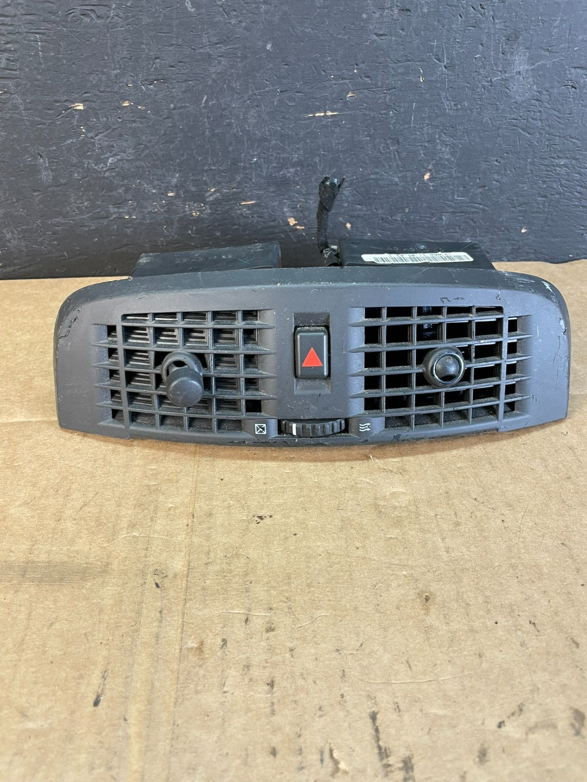 2004 to 2009 Cadillac SRX Front Center Dash A/C Air Vent AC5218 DG0