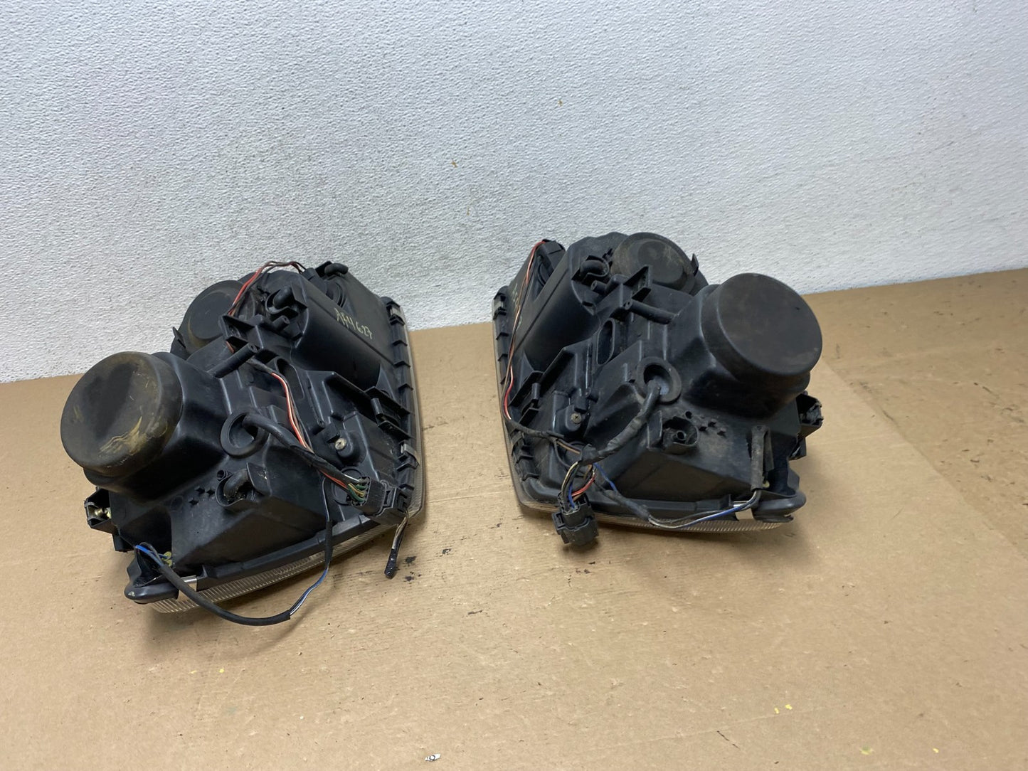 2004 to 2006 Chrysler Pacifica Headlights Left+Right Halogen AF4627 DW9
