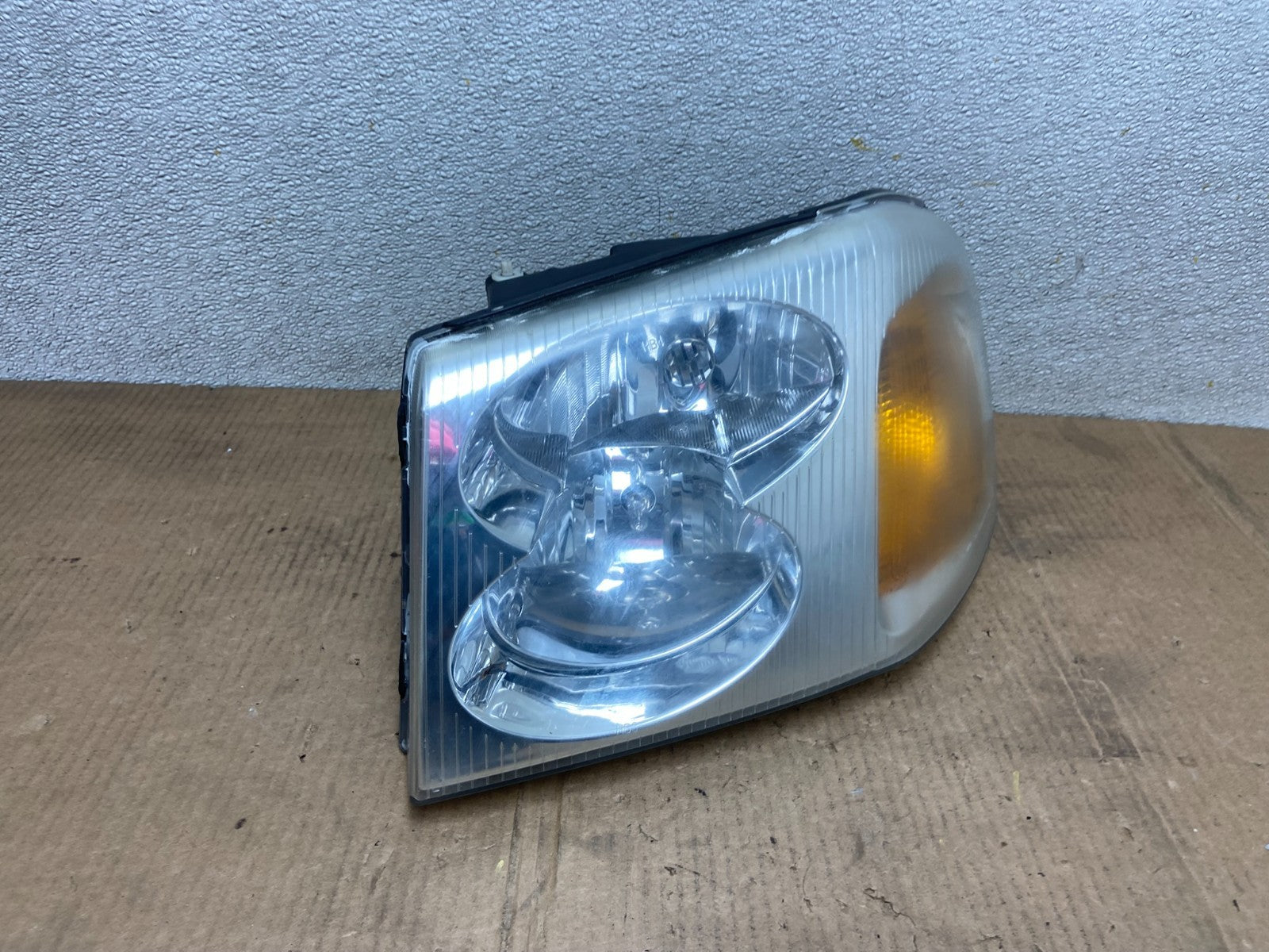 2002 to 2009 Gmc Envoy Left Driver Lh Side Headlight Halogen Oem AA6514 DW2