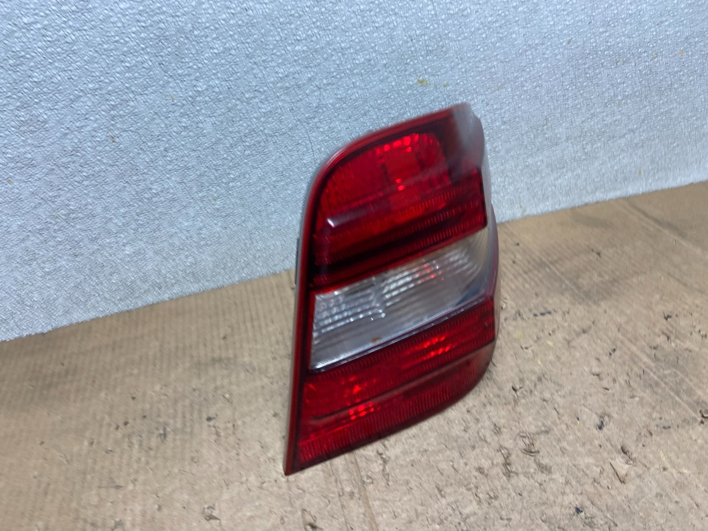 2009 to 2011 Mercedes ML350 ML-Class Right Passenger RH Tail Light AA8362 DW2