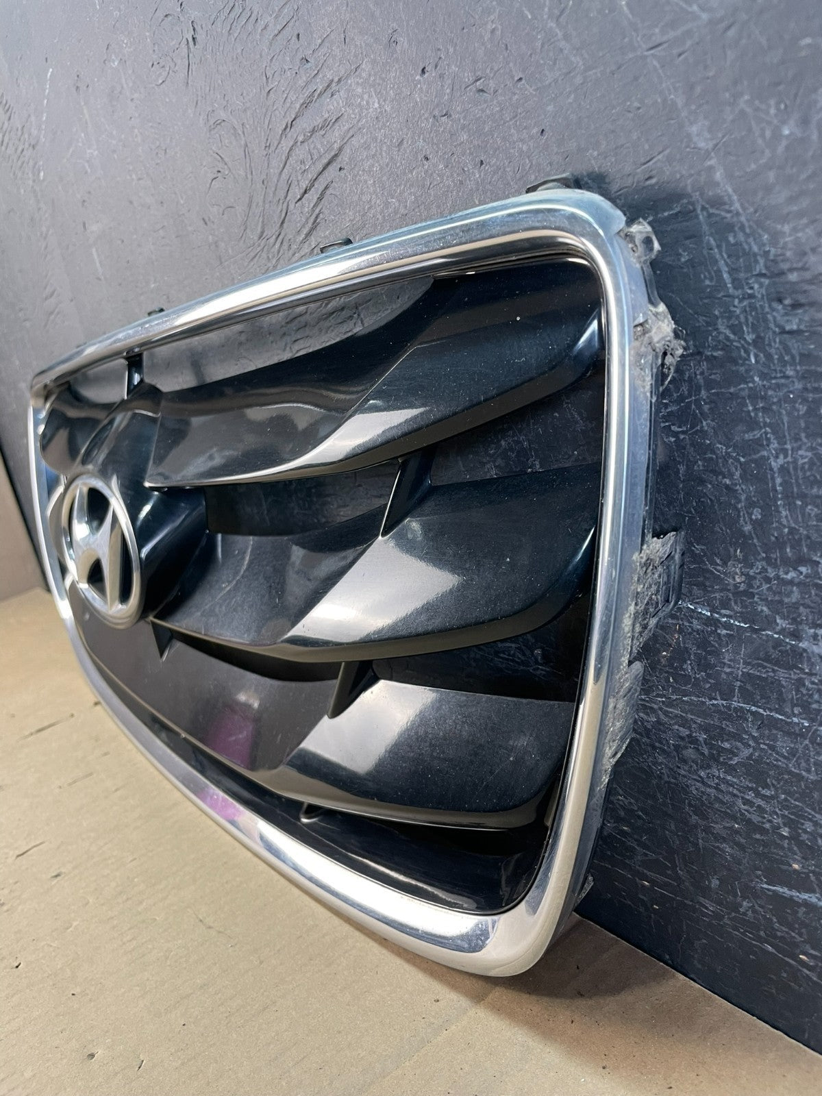 2010 to 2012 Hyundai Santa Fe Front Upper Grill Grille AD5852 DW1
