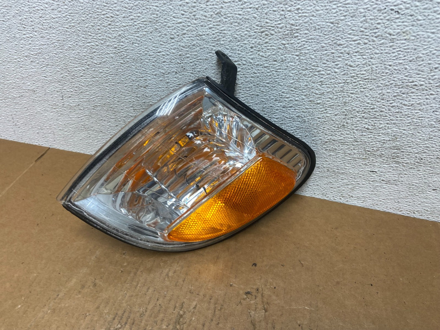 2005 to 2006 Toyota Tundra Left Driver LH Side Turn Signal Light AE1342 DG1