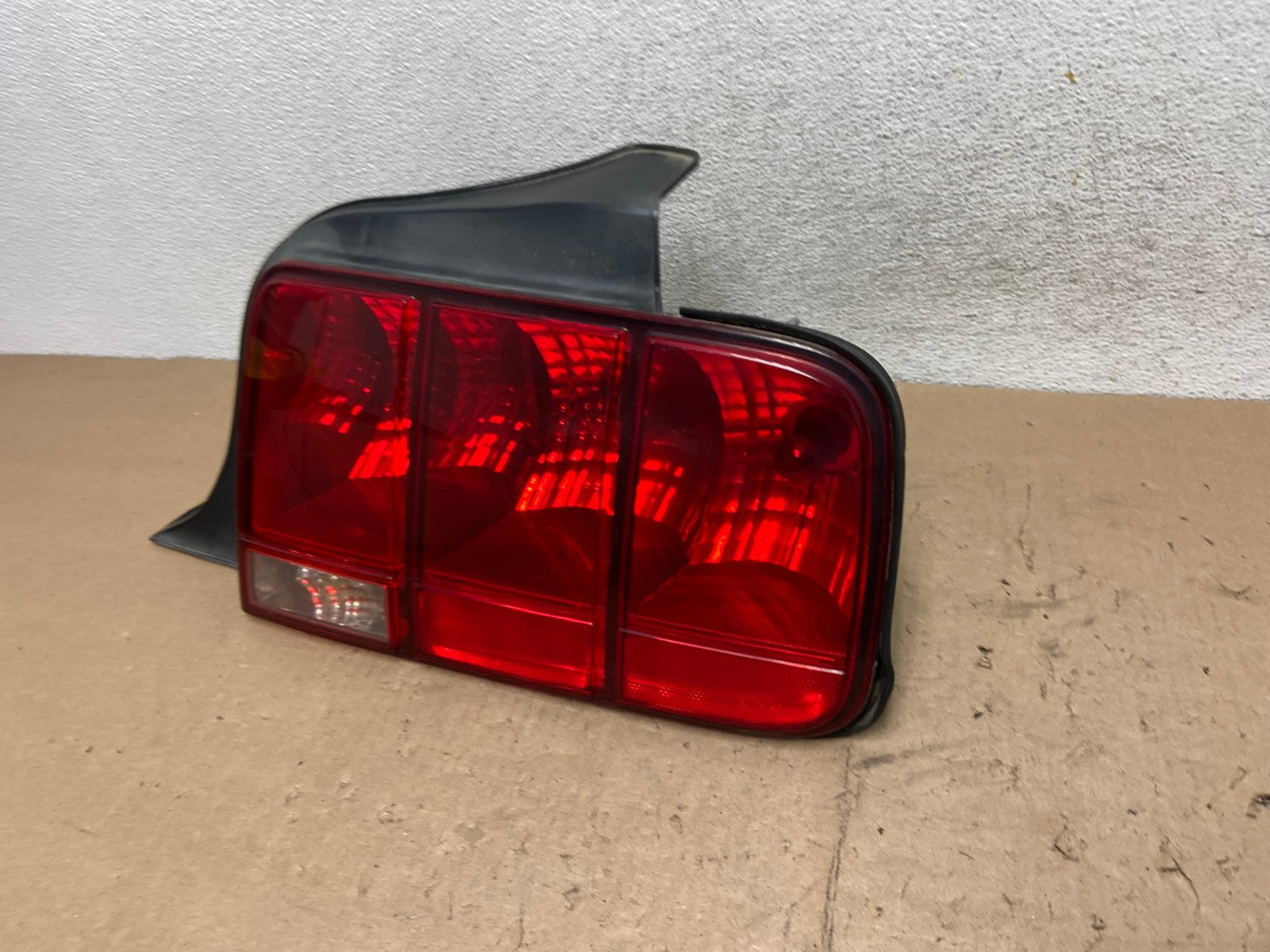 2005 - 2009 Ford Mustang Right Passenger RH Side Tail Light AG5633 LK1