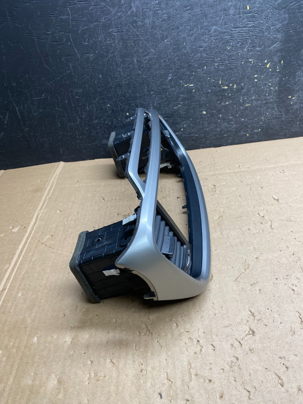 2016 - 2018 Kia Sorento Center Console Radio Air Vent Bezel Trim AJ1369 DG1