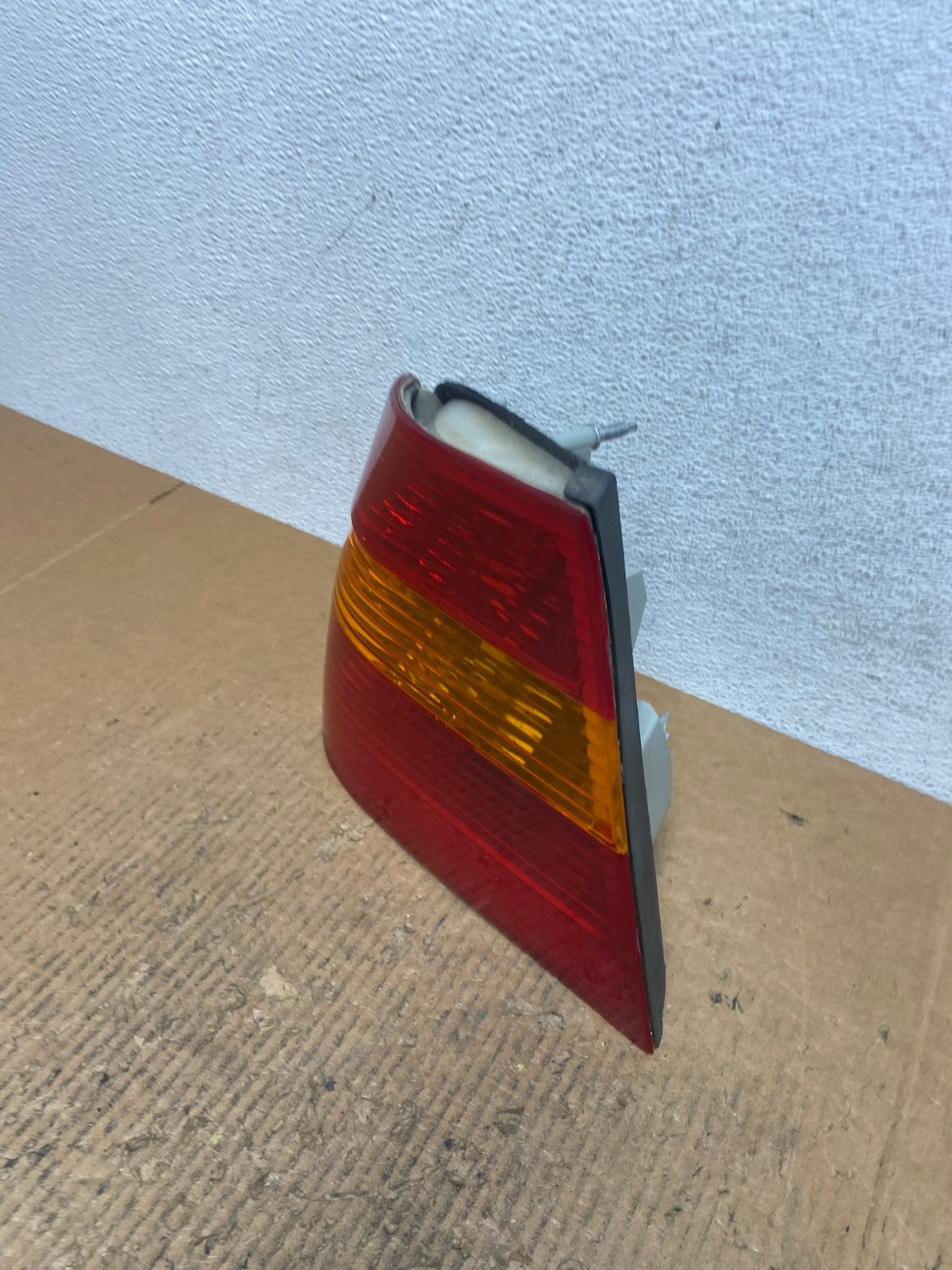 2002 - 2005 BMW 3 E46 Series Left Driver Side Lh Tail Light AE2606 LK1