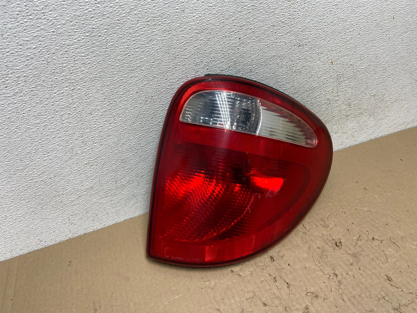 2004 - 2007 Dodge Grand Caravan Right Passenger Side Tail Light AE9796 LK2