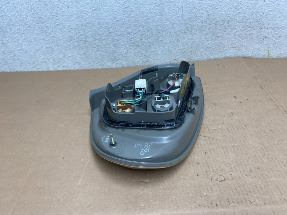 2002 2003 Nissan Maxima Right Passenger RH Side Tail Light M0385 DW7