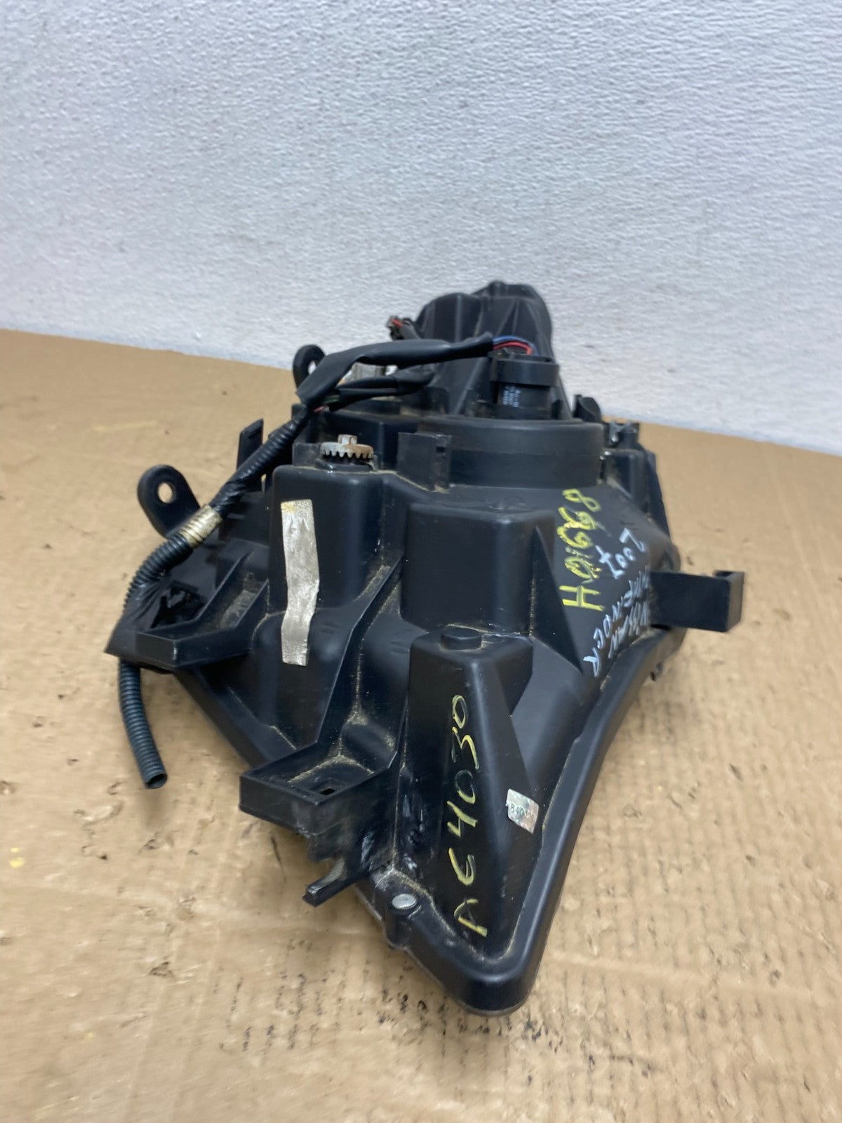 2005 to 2007 Nissan Pathfinder Halogen Headlight Right Passenger AC4030 DW7