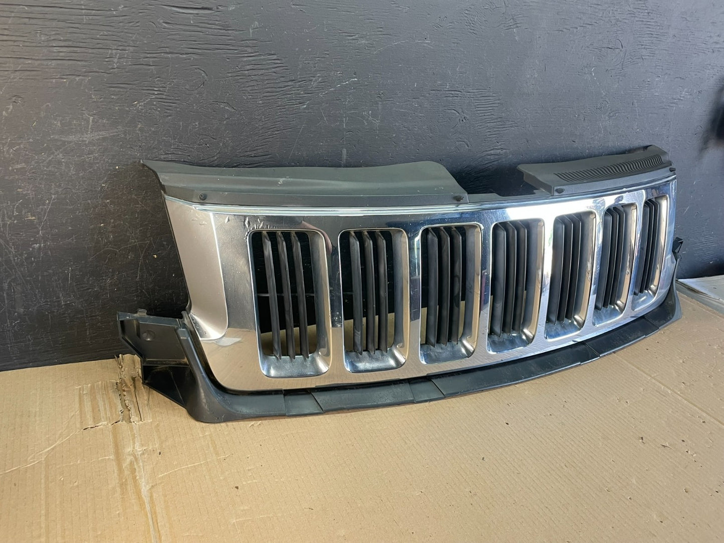 2011 to 2013 Jeep Grand Cherokee Front Upper Grill Grille AE3592 DG2