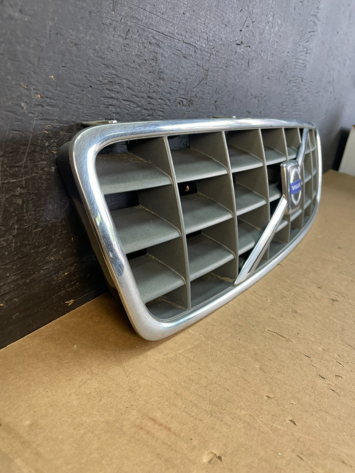 2001 to 2004 Volvo XC70 Front Upper Grill Grille AD5737 DG2