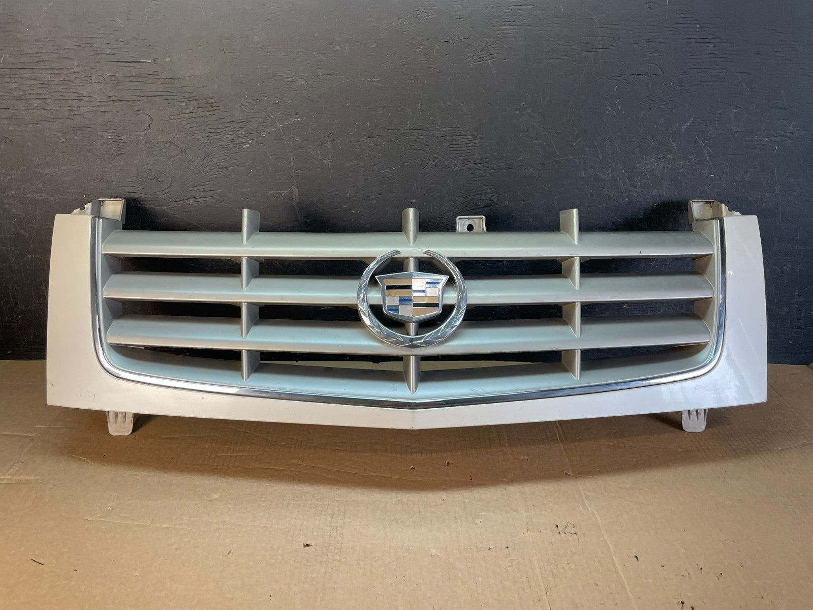 2002 to 2006 Cadillac Escalade Front Upper Grille Grill AF5258 DW0