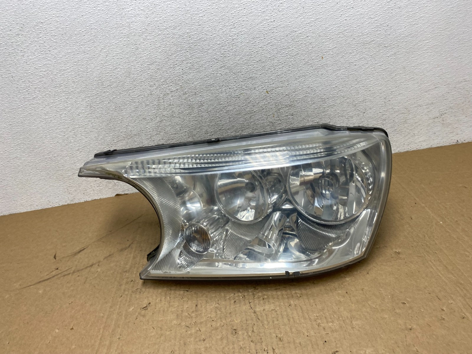2004 to 2007 Buick Rainier Left Driver LH Side Headlight AG1083 DW0