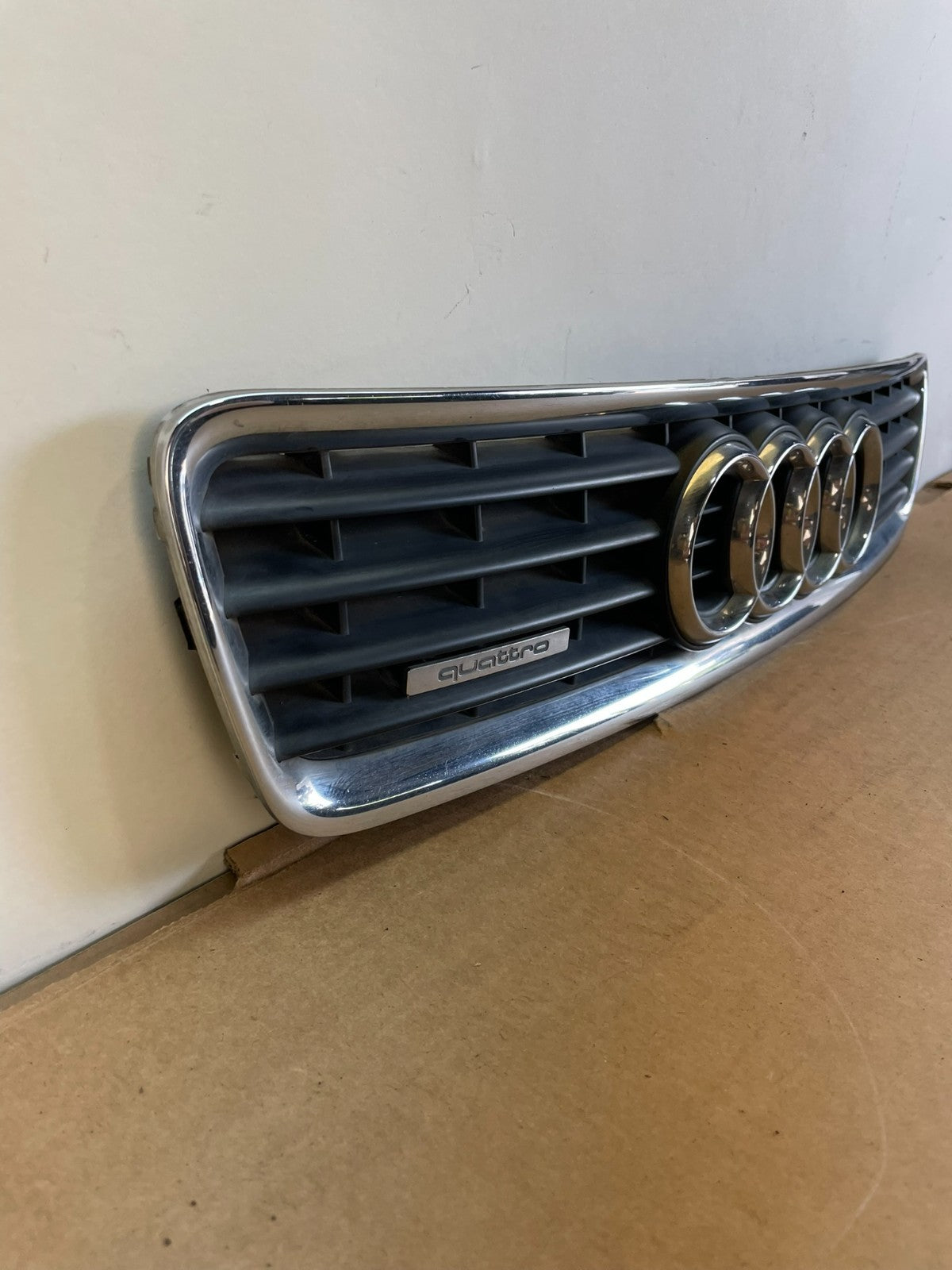 2000 to 2002 Audi A4 Upper Front Grill Grille ag0865 DG2