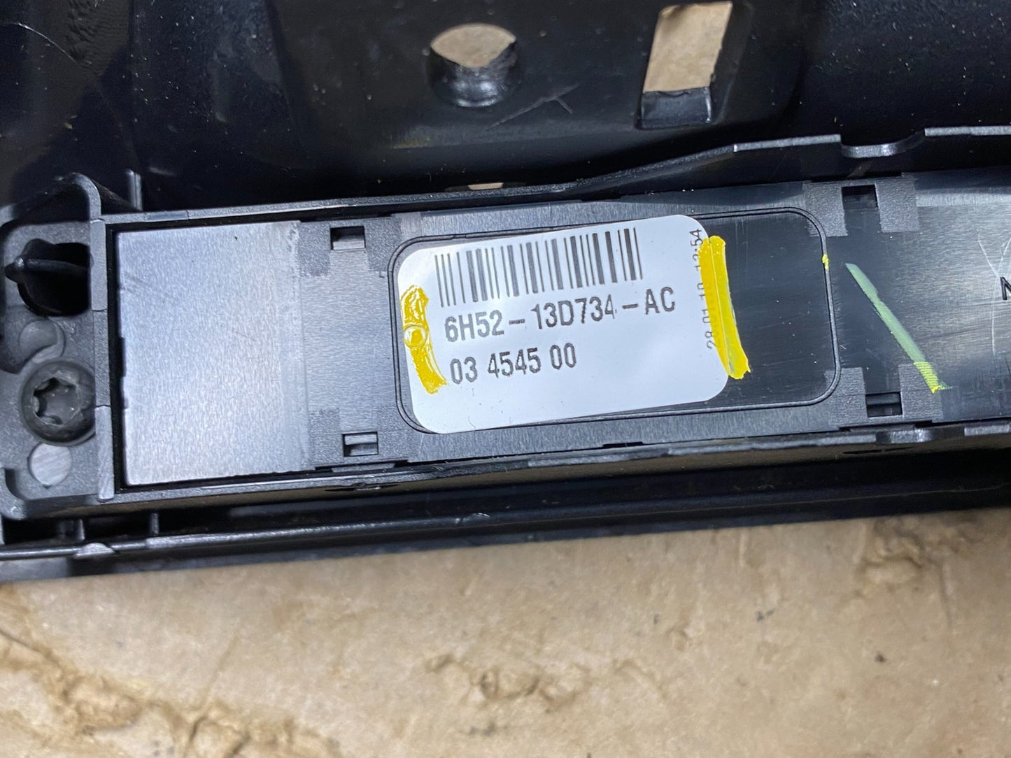 2008 - 2012 Land Rover LR2 Center Radio Climate Dash Air Vent Bezel u5144 DG5