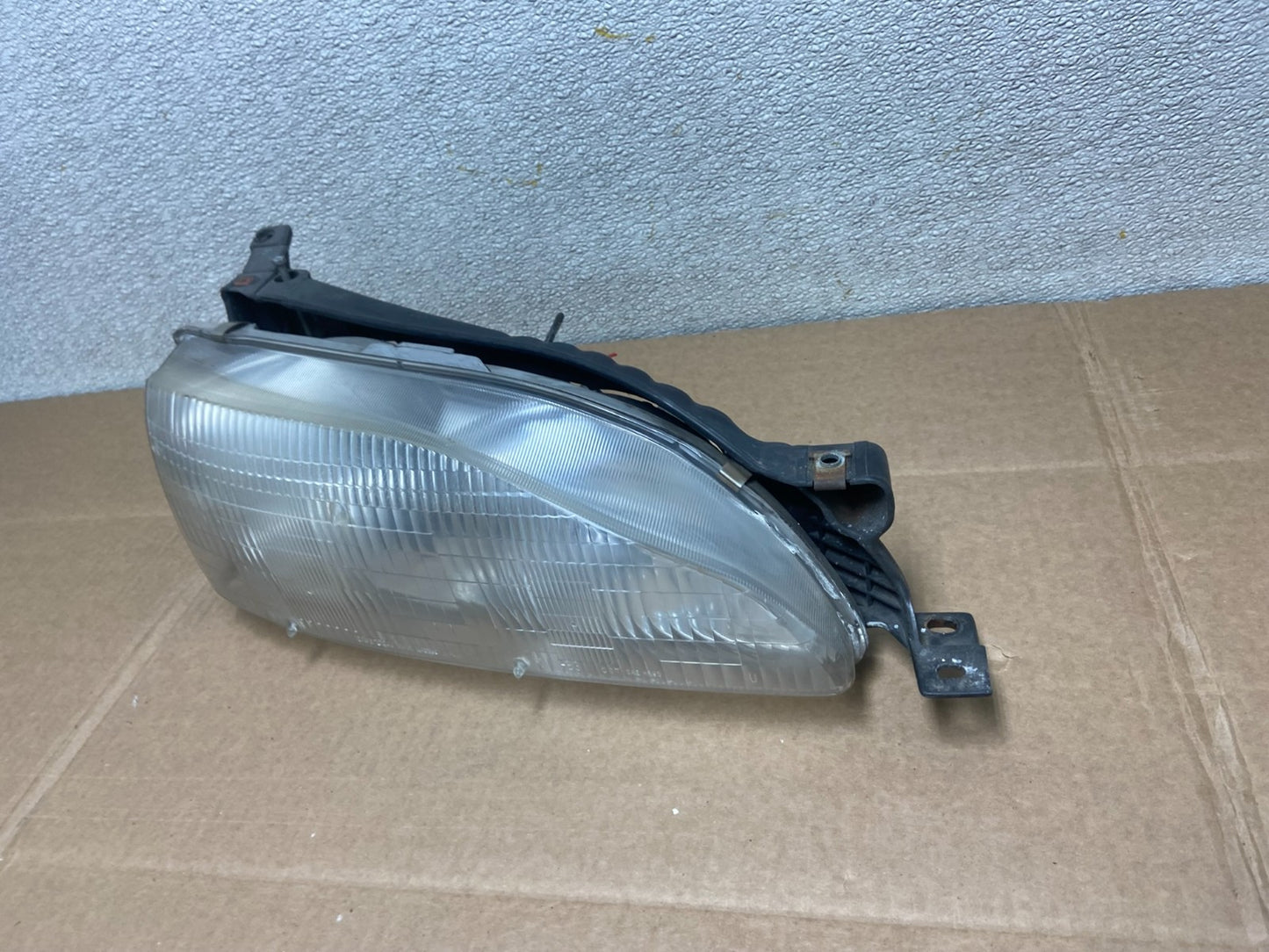 1995 to 1996 Toyota Camry Right Passenger RH Side Headlight OEM Y8365 DW1