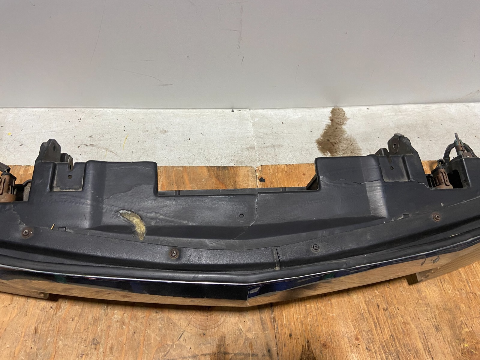 1993 to 1996 Lincoln Mark VIII Front Headlight Header O72627