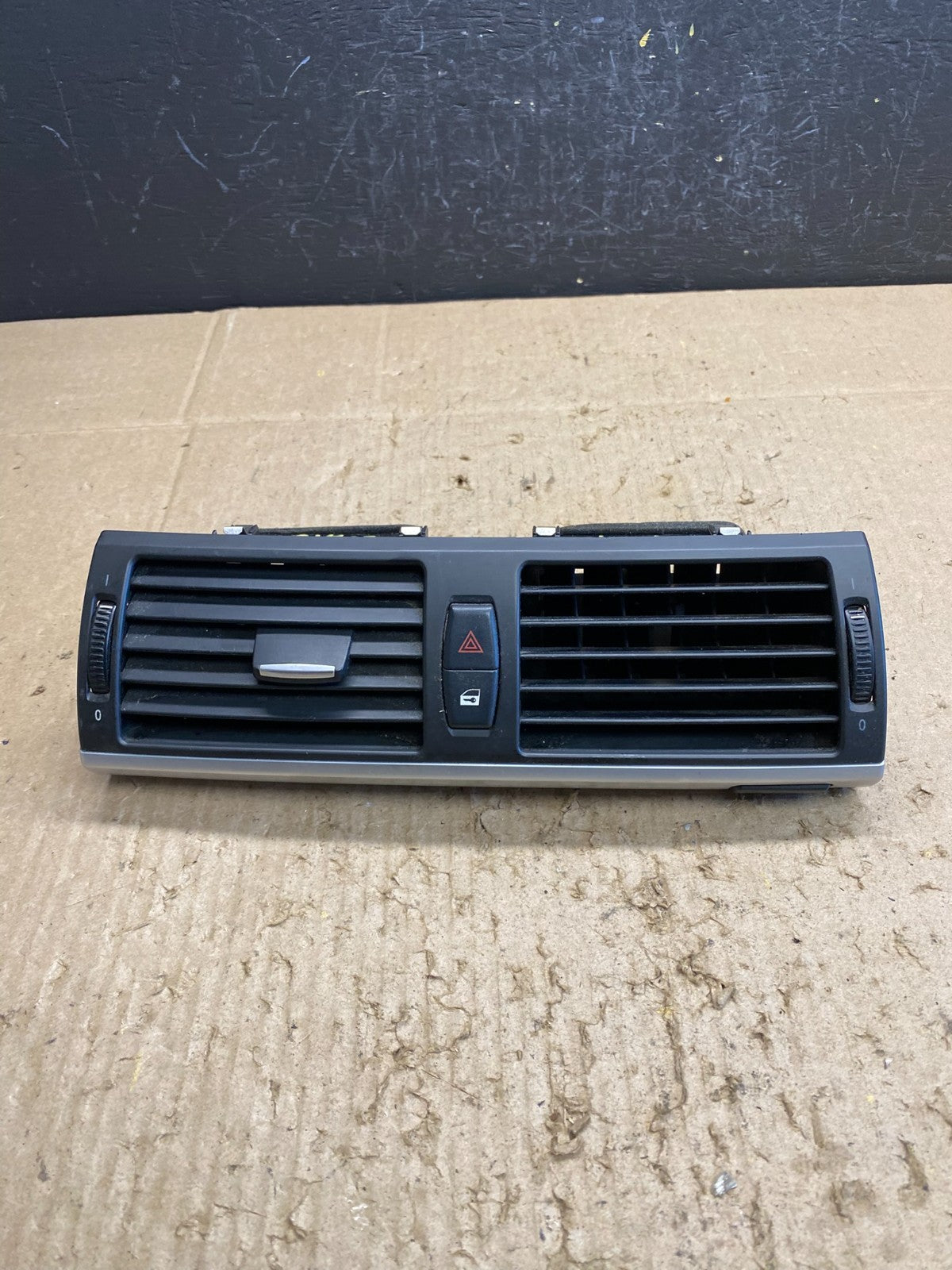 2010 to 2013 BMW X5 X6 Center Console Dash Air Vent OEM AC4705 DG0