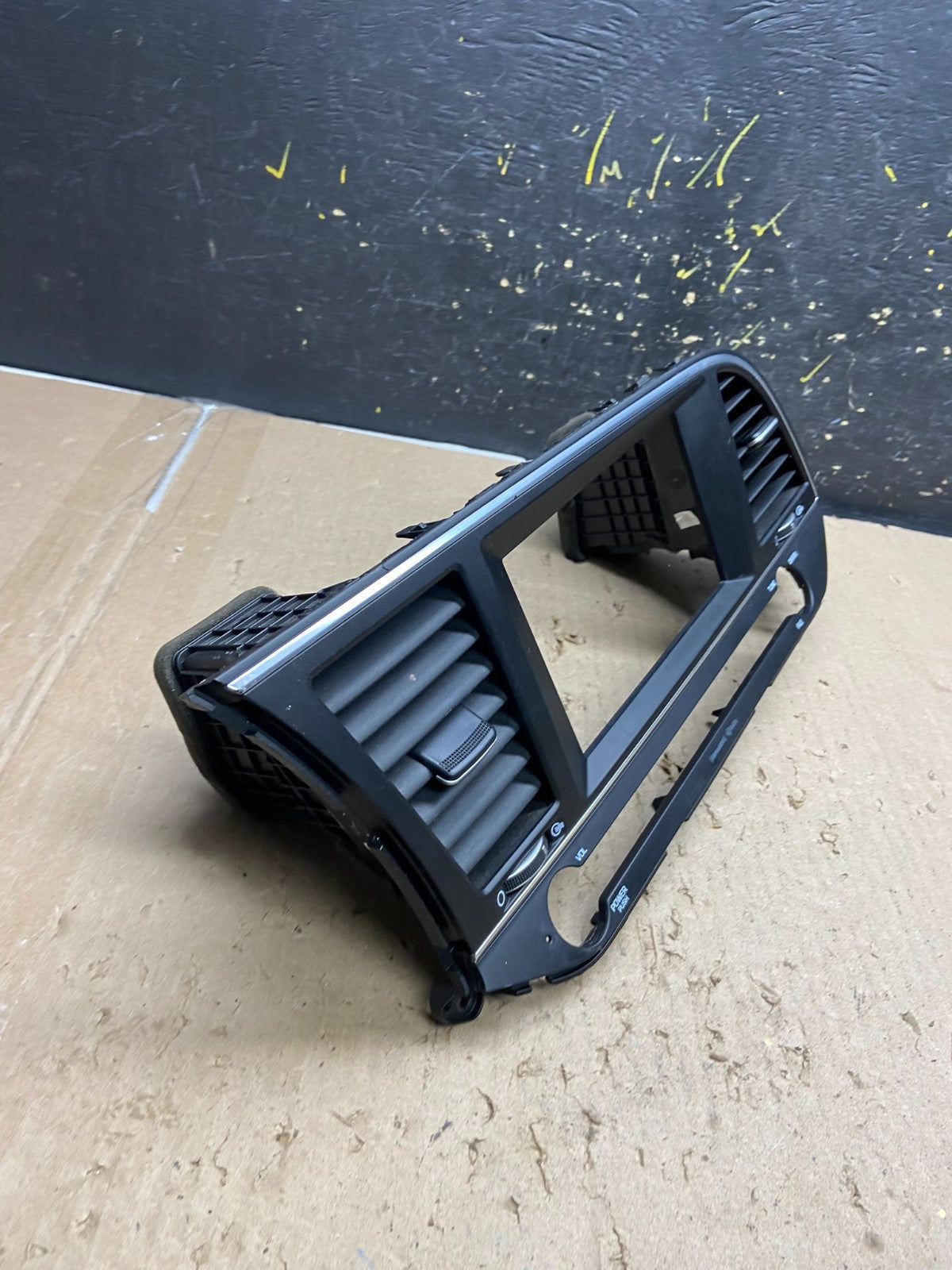 2017-2019 Hyundai Elantra Center Radio Climate Control Air Vent Bezel AB5511 DG1