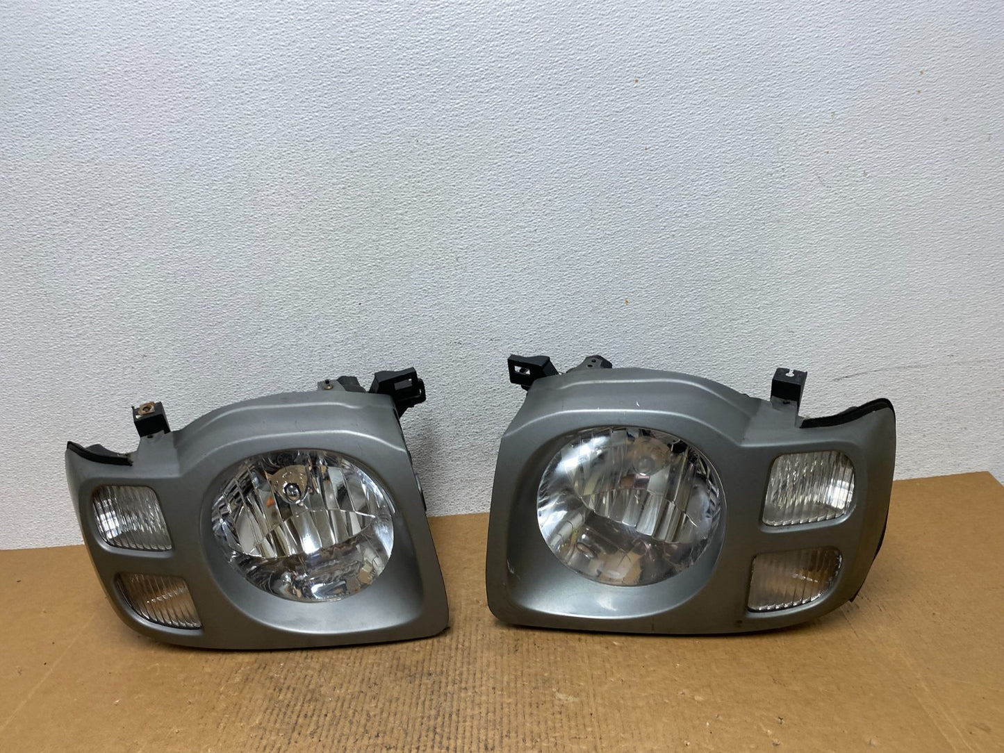2002 2003 2004 Nissan Xterra Left+Right Side Headlights AE0292 DW0