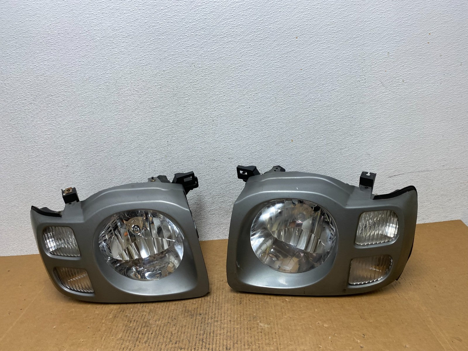 2002 2003 2004 Nissan Xterra Left+Right Side Headlights AE0292 DW0