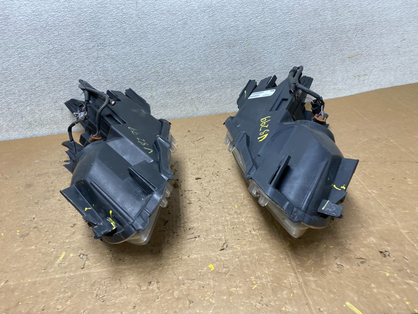 2010 - 2011 Toyota Prius Left+Right Blue Halogen Headlights V8299 DW19