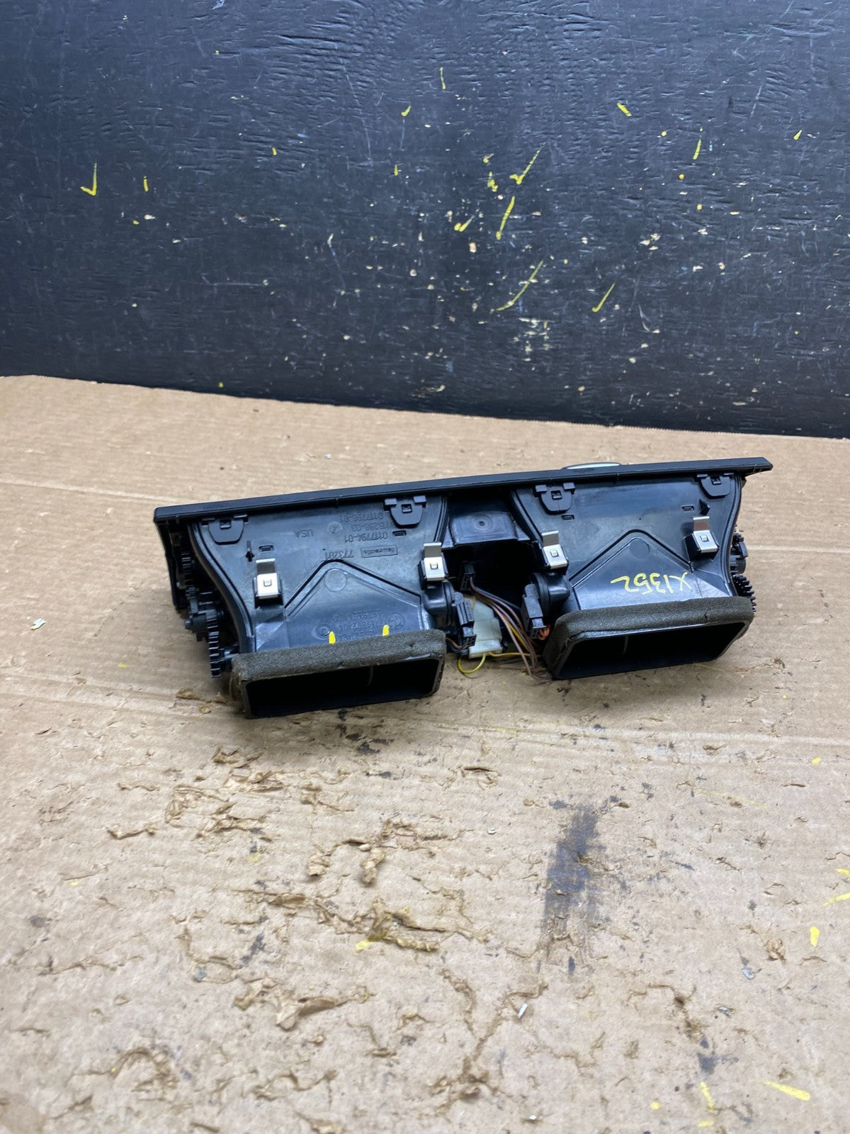 2007 to 2013 BMW X5 X6 Center Console Dash Air Vent OEM X1352 DG3