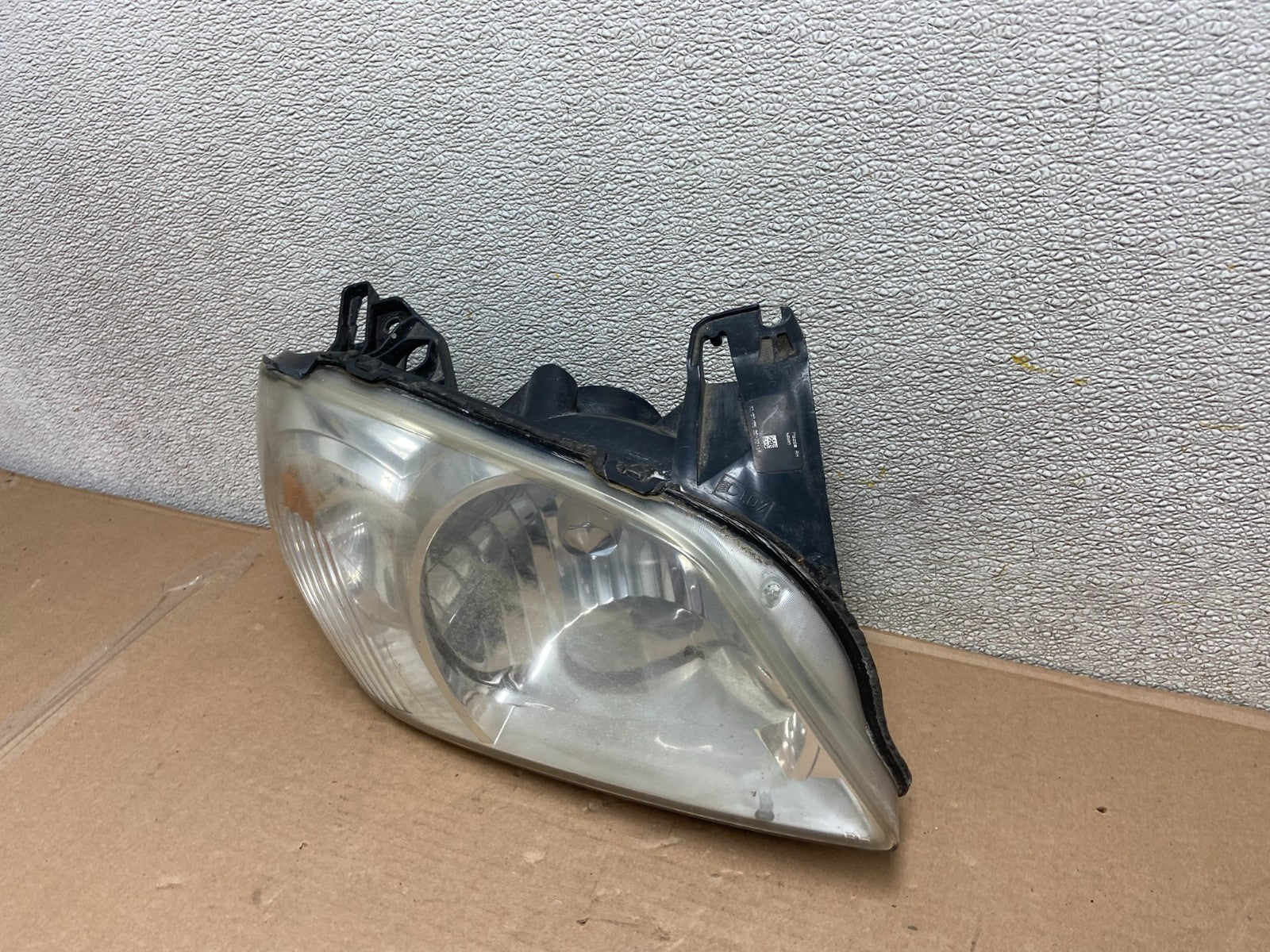 2005 - 2006 Mazda Tribute Right Passenger Rh Headlight Oem AA9886 DW1