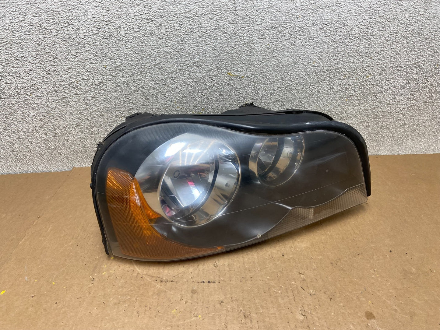 2003 to 2006 Volvo XC90 Right Passenger Rh Side Headlight Halogen Z6946 DW0