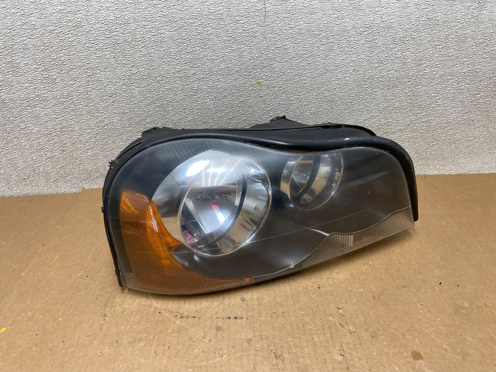 2003 to 2006 Volvo XC90 Right Passenger Rh Side Headlight Halogen Z6946 DW0
