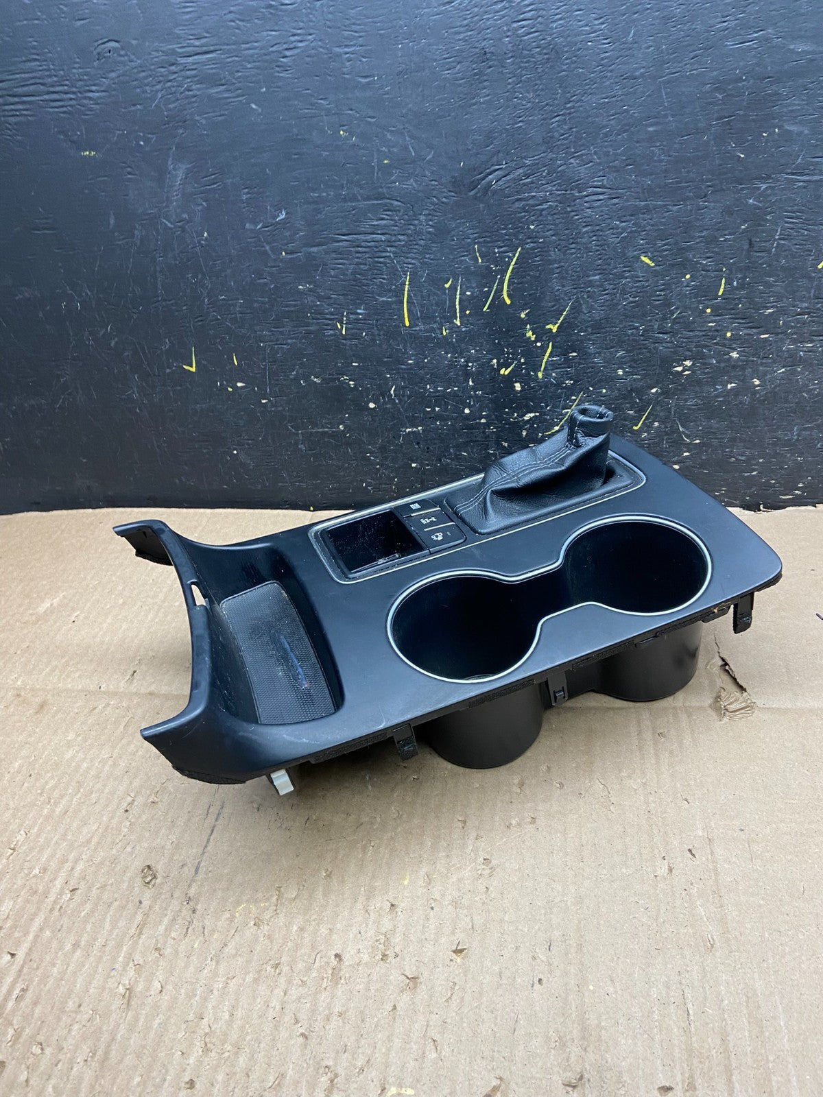 2016 to 2020 Kia Sorento Center Console Shifter Bezel Trim Cup Holder Y5231 DG1