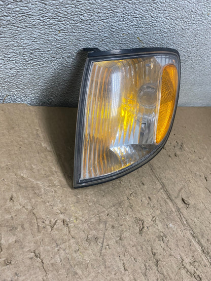 2001 to 2003 Toyota Sienna Turn Signal Left Driver LH Lamp V4419 DW2