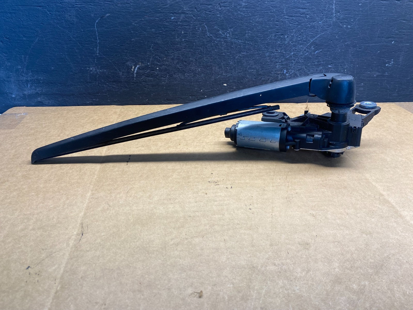 2007 to 2015 Audi Q7 Rear Windshield Washer Wiper Motor AD7470 DG3