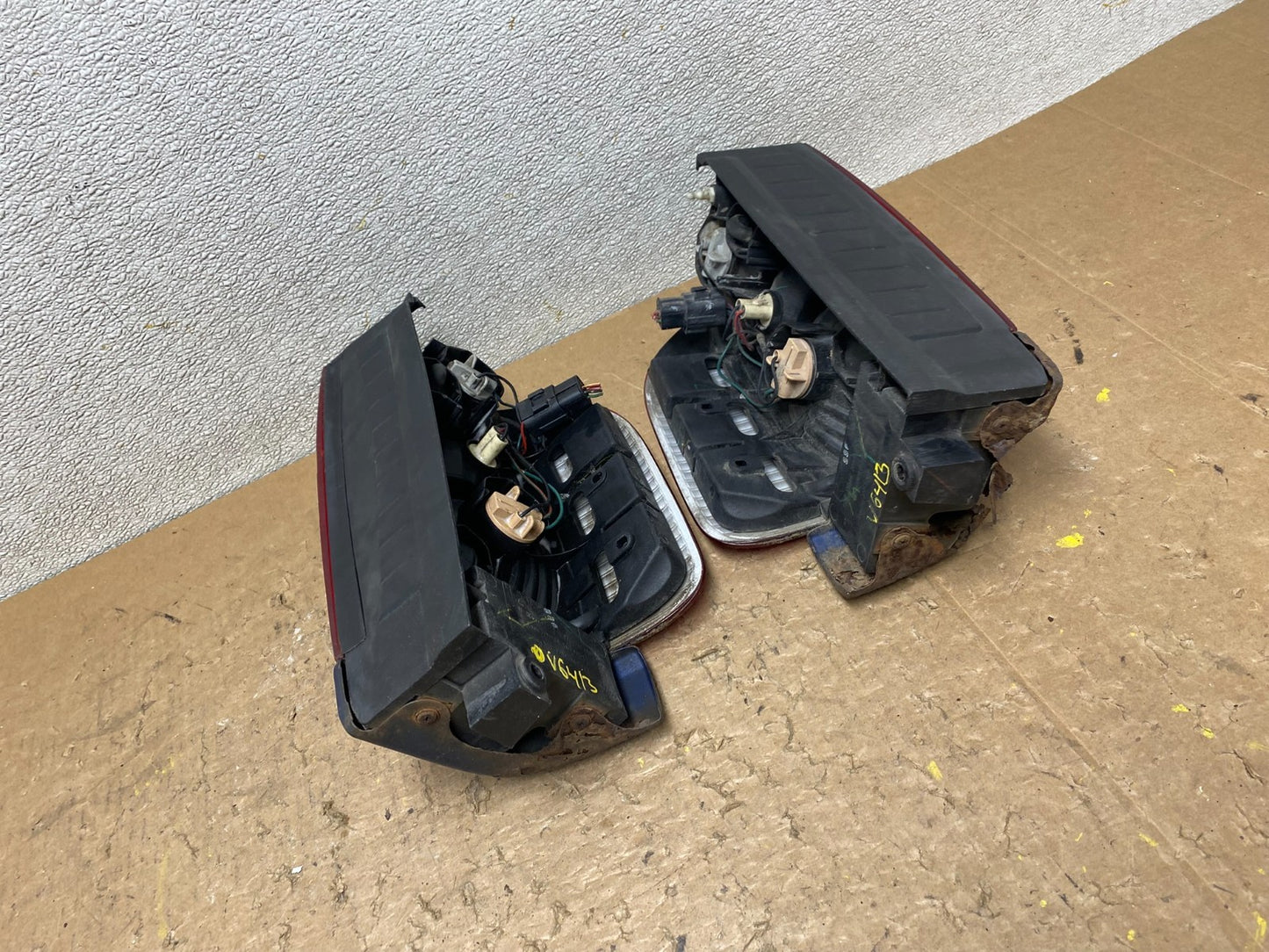 2000 to 2004 Isuzu Rodeo Left+Right Side Tail Lights OEM V6413 DW8