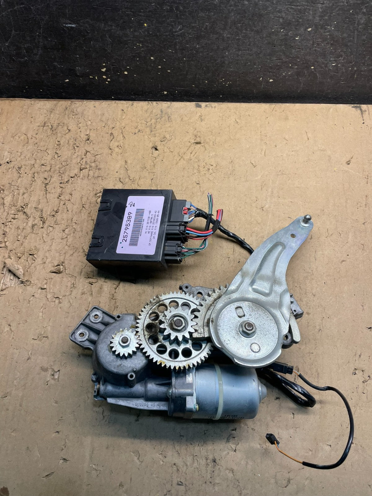 2007 2008 Acadia Enclave Escalade Suburban Liftgate Door Module Motor W6880 DG5