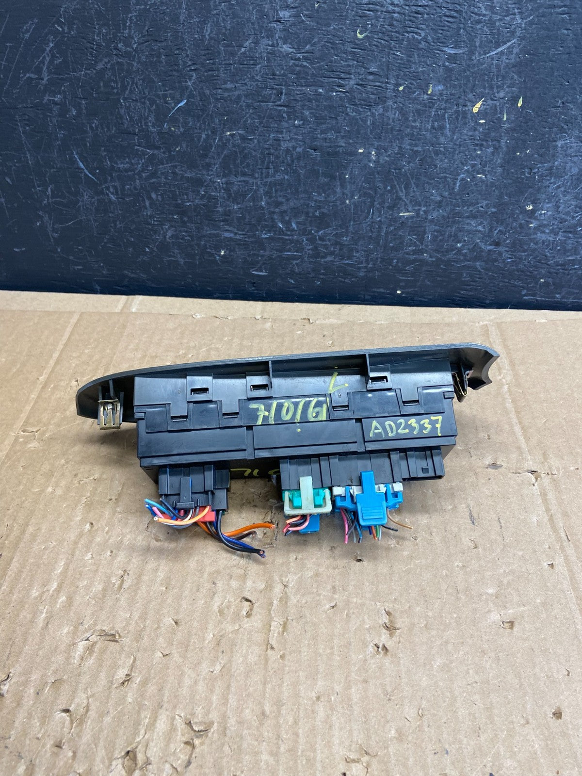 2002-2005 Chevrolet Trailblazer Left Driver Window Control Switch AD2337 DG3