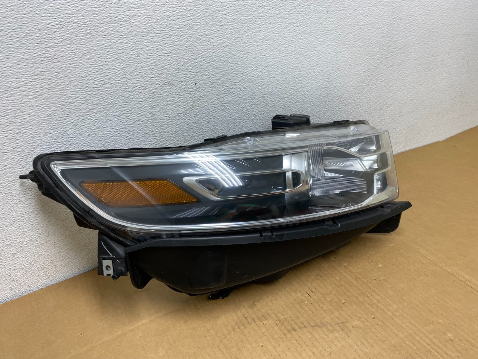 2013 to 2019 Ford Taurus Right Passenger RH Side Headlight Halogen AC7521 DW2