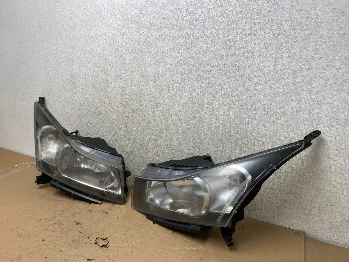 2011 to 2015 Chevrolet Cruze Halogen Left+Right Set Headlights AI1082 DW1