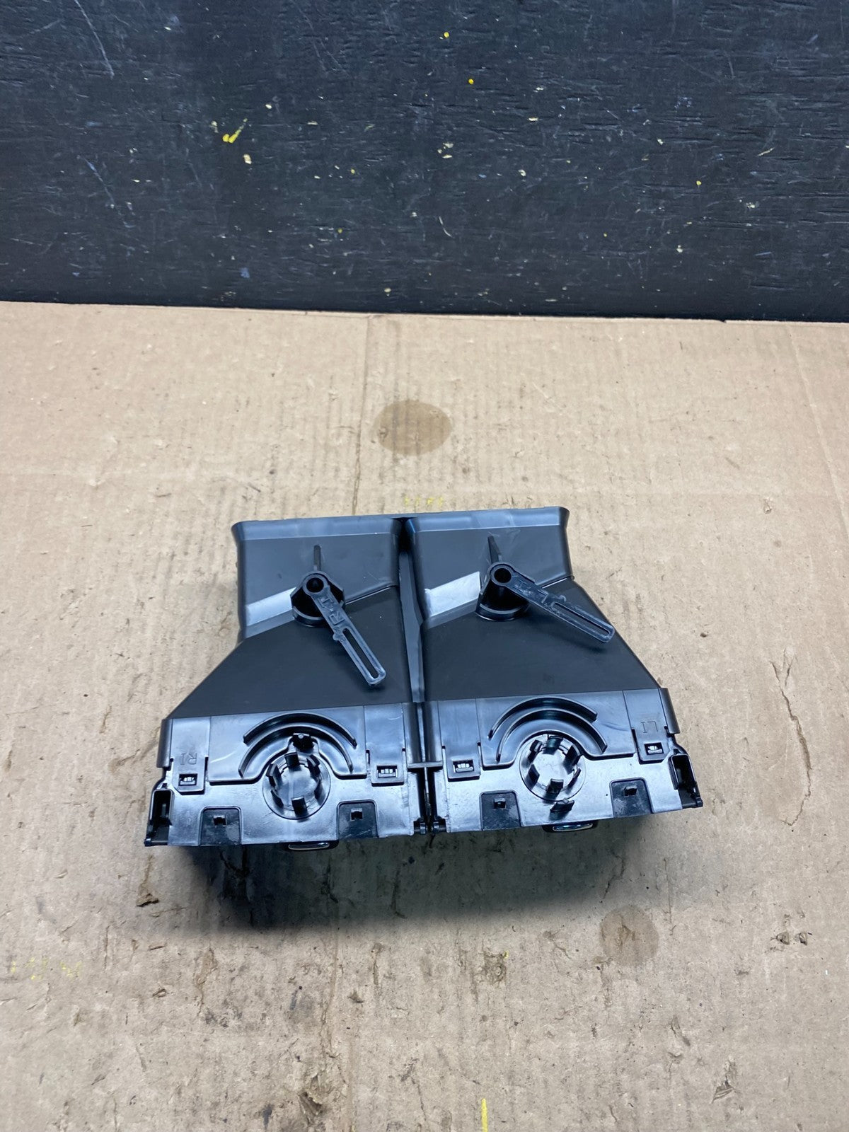 2007 to 2010 Saturn Outlook Dashborad Center Air Vent OEM p1727 DG5