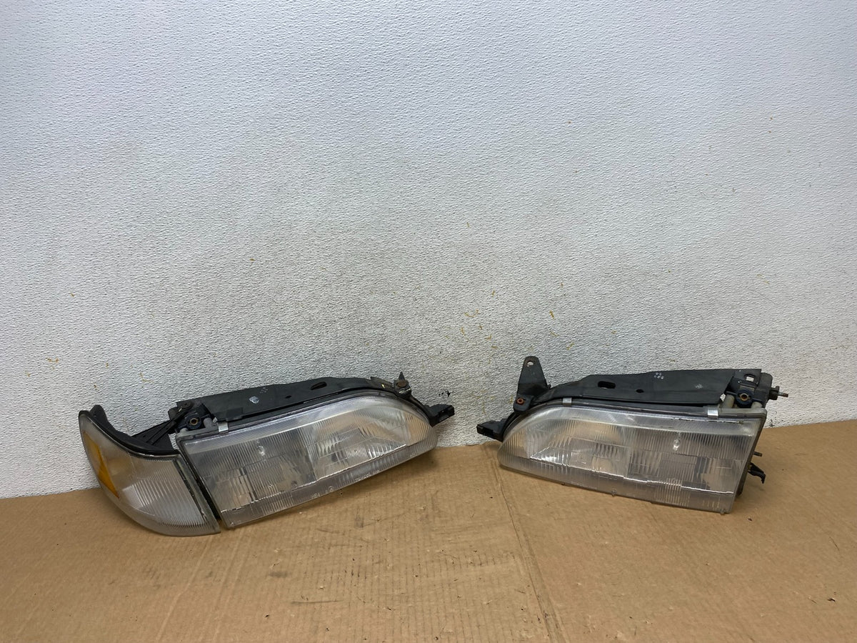 1993 to 1997 Toyota Corolla Left+Right Side Headlights AI4437 DW0