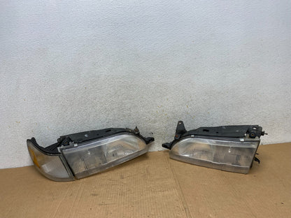 1993 to 1997 Toyota Corolla Left+Right Side Headlights AI4437 DW0