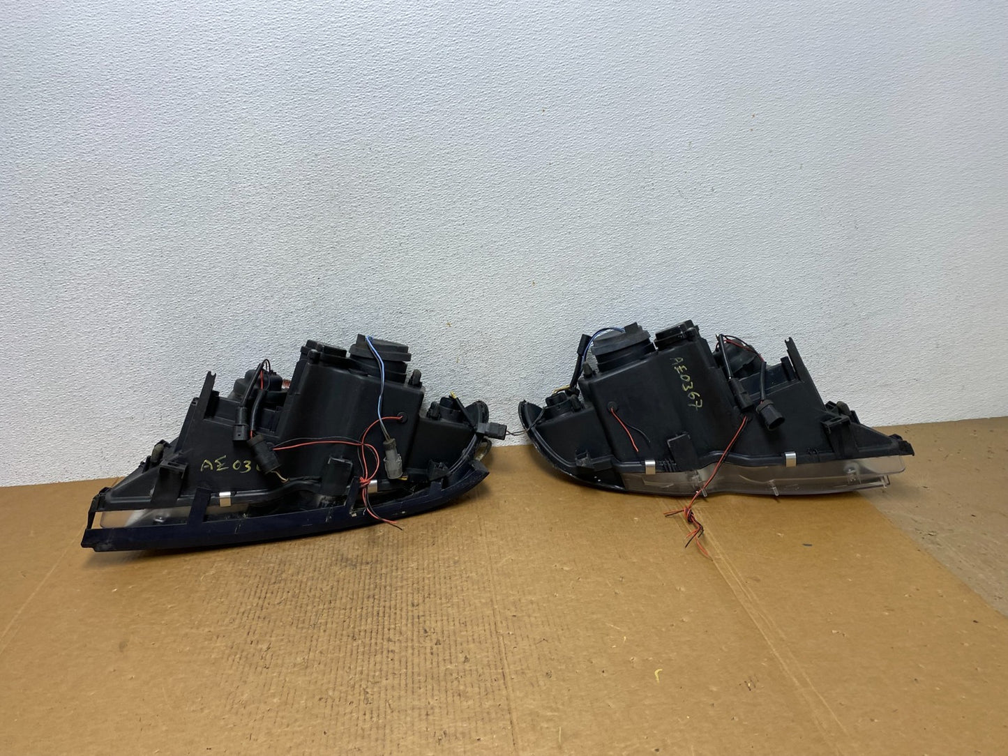 2002-2005 BMW E46 3 Series Left+Right Set Side Headlights AE03676