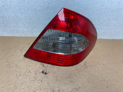 2007 - 2009 Mercedes E E320 E500 Sedan Right Passenger Tail Light OEM P1215 DW0
