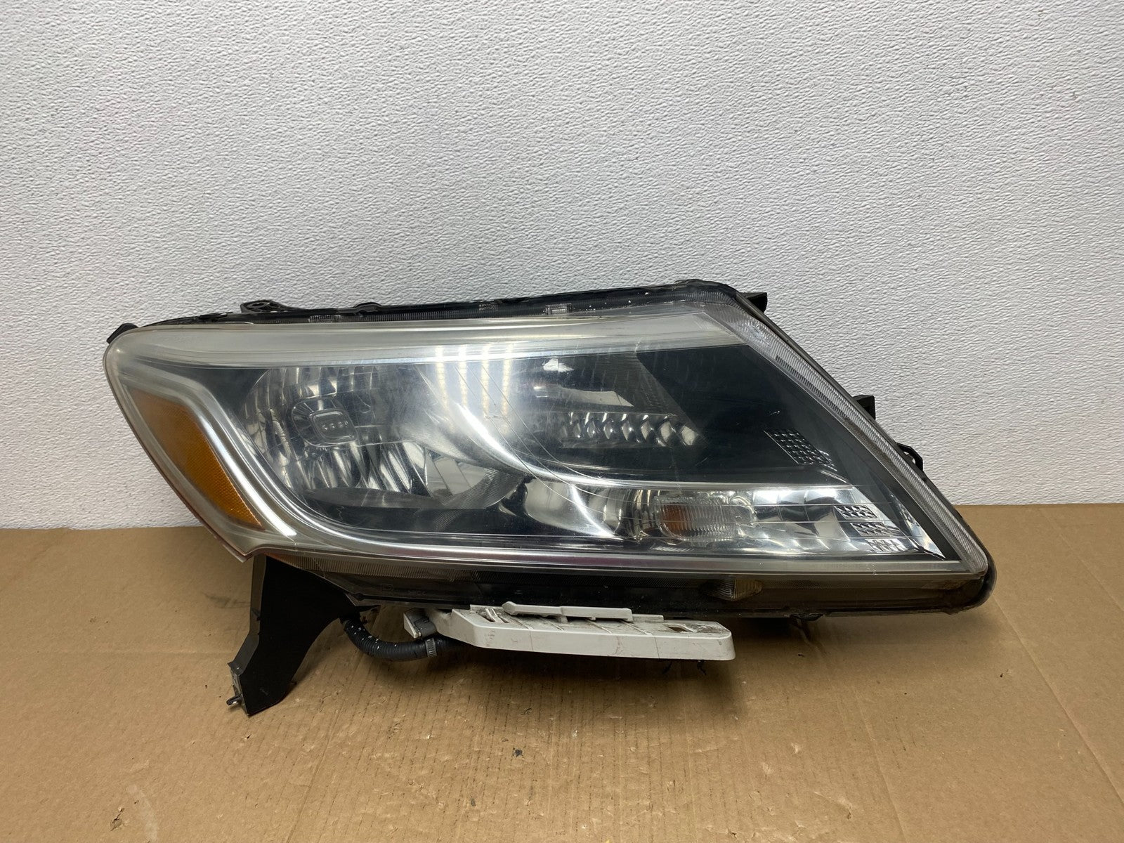 2013 to 2016 Nissan Pathfinder Right Passenger RH Side Headlight OEM AB8183 DW0